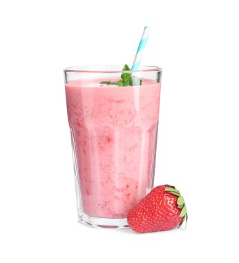 Beyaz üzerine izole edilmiş nane şekerli lezzetli çilekli smoothie.