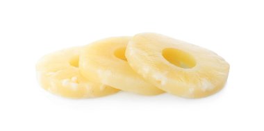 Beyaz arka planda nefis ananas halkaları.