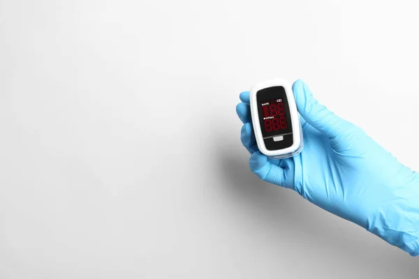 หมอในถ พจรปลายน Oximeter บนพ นหล ขาวใกล าหร อความ — ภาพถ่ายสต็อก