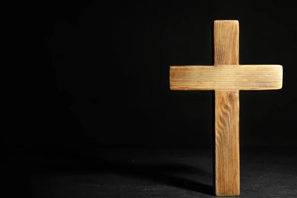 Christliches Holzkreuz Auf Schwarzem Schiefertisch Vor Dunklem Hintergrund Platz Für — Stockfoto