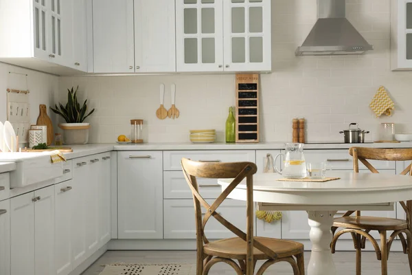 Elegante Cocina Diseño Interior Con Mesa Redonda Blanca —  Fotos de Stock