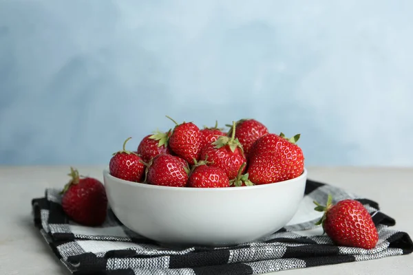 Deliciosas Fresas Maduras Tazón Sobre Mesa — Foto de Stock