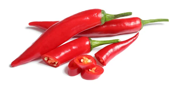Vágott Egész Piros Forró Chili Paprika Fehér Alapon — Stock Fotó