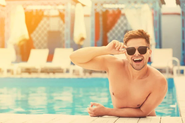 Joven Hombre Con Gafas Sol Con Reflejo Playa Tropical Piscina: fotografía  de stock © NewAfrica #370502066