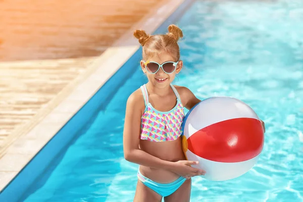 Nettes Kleines Mädchen Mit Aufblasbarem Ball Schwimmbad — Stockfoto