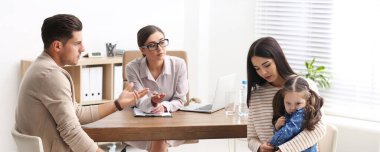 Ailesi ile birlikte çalışan profesyonel psikolog.