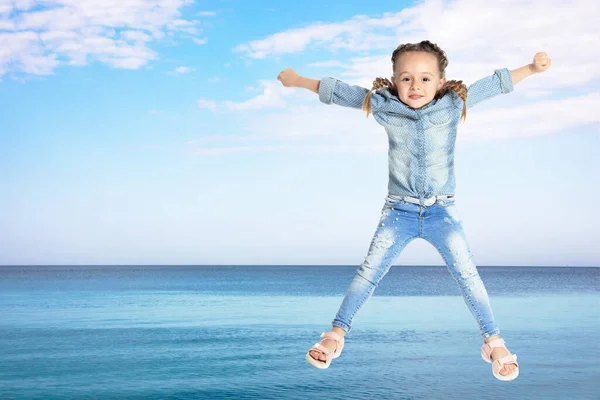 Menina Escola Bonito Pulando Perto Mar Espaço Para Texto Férias — Fotografia de Stock