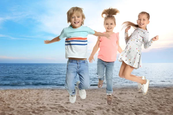 Grupp Skolbarn Hoppar Stranden Nära Havet Sommarlov — Stockfoto