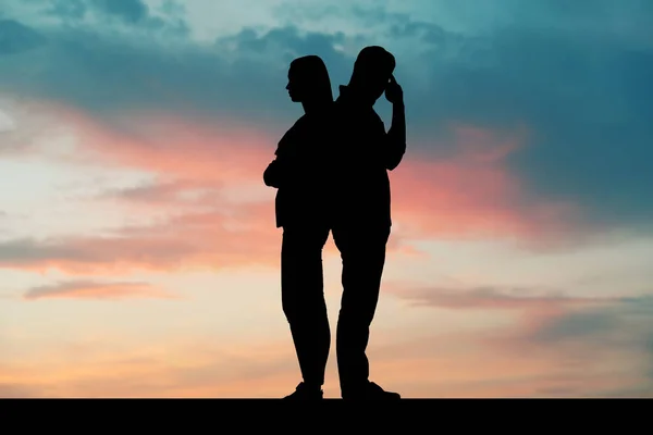 Siluet Berdebat Pasangan Terhadap Matahari Terbenam Langit Dengan Awan Masalah — Stok Foto