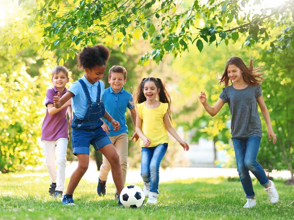 Férias Escolares Grupo Crianças Felizes Jogando Futebol Livre — Fotografia de Stock