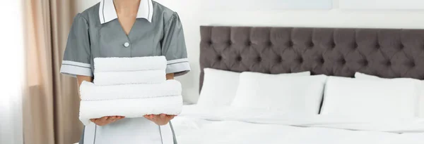 侍女在酒店房间里拿着一堆堆新鲜毛巾 特写镜头里有文字的空间 条幅设计 — 图库照片