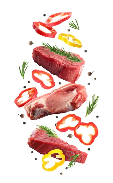 Carne Crua Bovino Outros Ingredientes Que Caem Sobre Fundo Branco — Fotografia de Stock