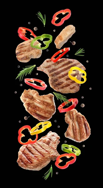 Deliciosa Carne Grelhada Outros Ingredientes Caindo Sobre Fundo Preto — Fotografia de Stock