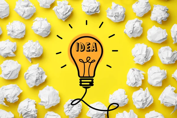 アイデアのコンセプト 紙玉と黄色の背景に電球の描画と構成 フラットレイ — ストック写真