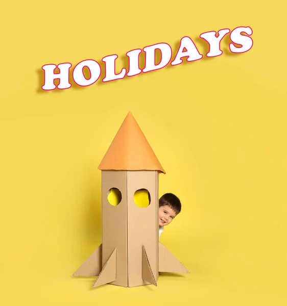 Σχολικές Διακοπές Χαριτωμένο Μικρό Παιδί Παίζει Χάρτινο Πύραυλο Κοντά Κίτρινο — Φωτογραφία Αρχείου