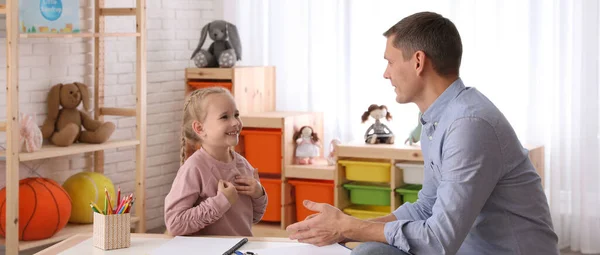 Kinderpsychotherapeutin Arbeitet Mit Kleinem Mädchen Büro — Stockfoto