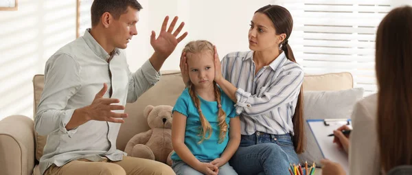 Família Consulta Com Psicoterapeuta Infantil Dentro Casa — Fotografia de Stock