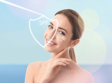 SPF kalkanı ve bulanık arka planda sağlıklı cilde sahip güzel genç bir kadın. Güneş koruma kozmetik ürünü