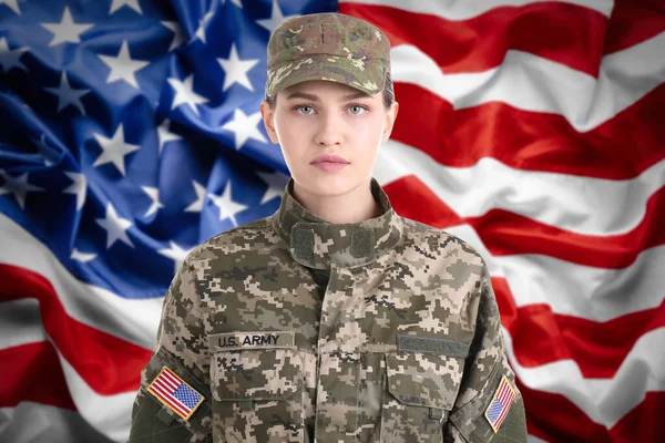 Żołnierka Amerykańska Flaga Tle Służba Wojskowa — Zdjęcie stockowe