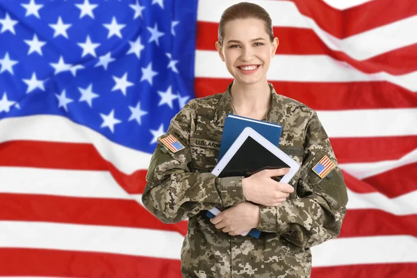 Γυναίκα Στρατιώτης Τάμπλετ Και Αμερικανική Σημαία Στο Παρασκήνιο Στρατιωτική Θητεία — Φωτογραφία Αρχείου