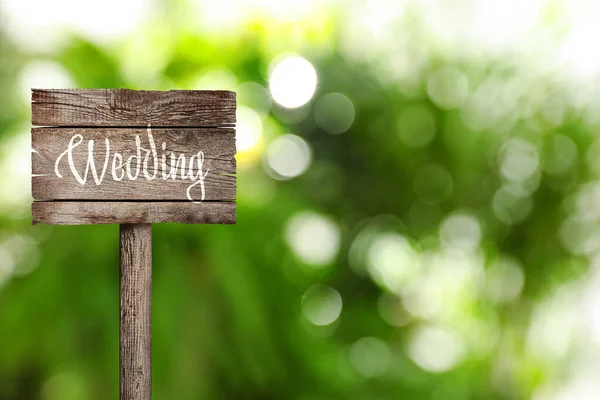 Üzerinde Yazı Olan Ahşap Plaket Açık Havada Düğün Metin Için — Stok fotoğraf