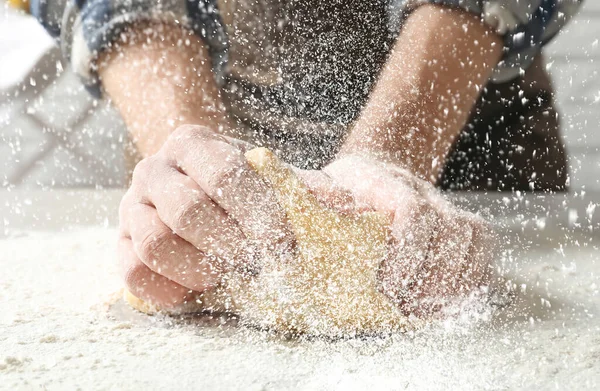 Joven Amasando Masa Mesa Cocina Primer Plano —  Fotos de Stock