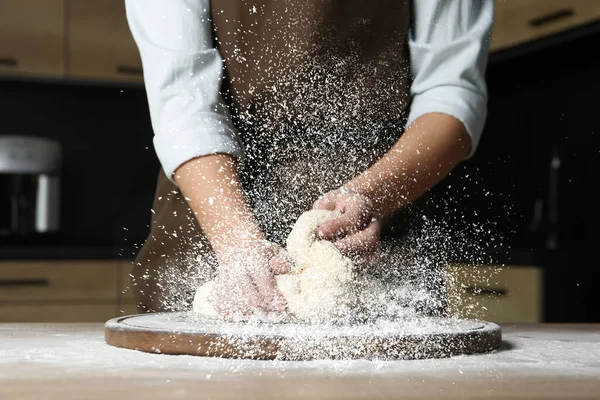 Mujer Joven Amasando Masa Mesa Cocina Primer Plano —  Fotos de Stock