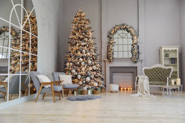 Feestelijke Kamer Interieur Met Stijlvol Meubilair Mooie Kerstboom — Stockfoto