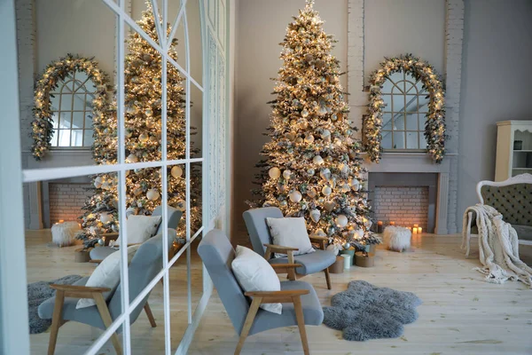 Feestelijke Kamer Interieur Met Stijlvol Meubilair Mooie Kerstboom — Stockfoto