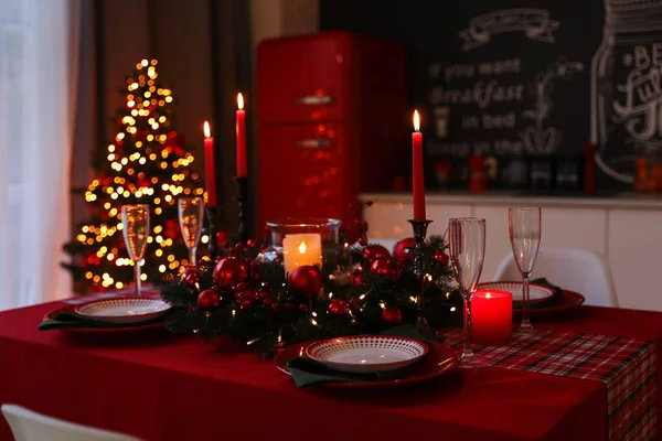 Tafel Geserveerd Voor Feestelijk Diner Kerstboom Stijlvol Keukeninterieur — Stockfoto