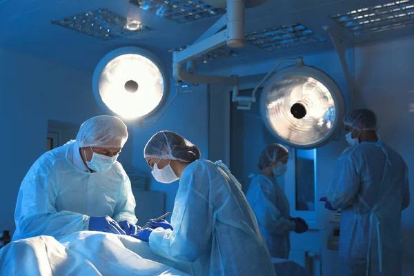 Tým Profesionálních Lékařů Provádějících Operace Chirurgickém Sále — Stock fotografie