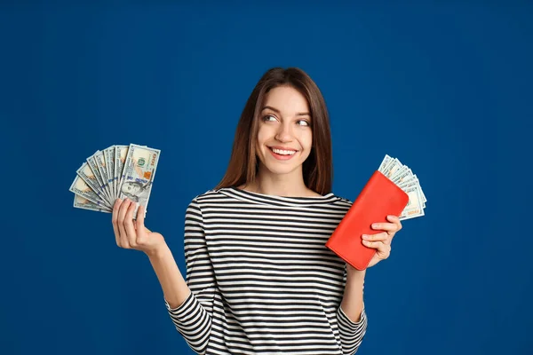 Glückliche Junge Frau Mit Bargeld Und Geldbörse Auf Blauem Hintergrund — Stockfoto