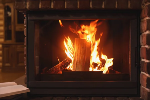 Perapian Dengan Kayu Terbakar Dalam Ruangan Liburan Musim Dingin — Stok Foto