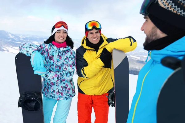 Groupe Amis Avec Équipement Dans Les Montagnes Enneigées Vacances Hiver — Photo