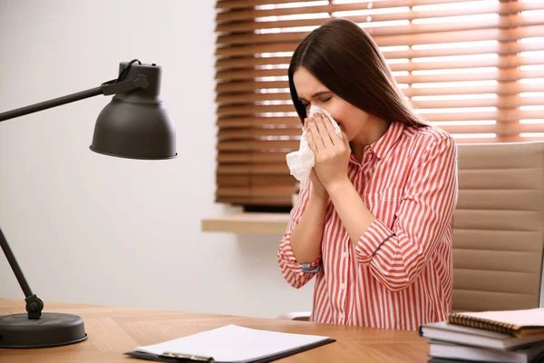 Nemocná Mladá Žena Kýchá Pracovišti Virus Chřipky — Stock fotografie