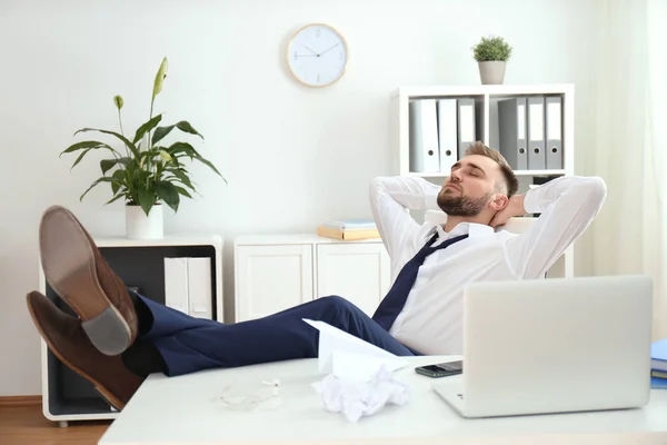 Fauler Junger Mann Verschwendet Zeit Tisch Büro — Stockfoto