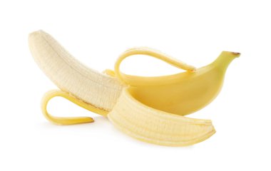 Soyulmuş lezzetli olgun muz beyazda izole edilmiş.