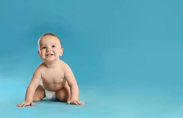 Açık Mavi Arka Planda Bebek Bezi Takmış Şirin Bir Bebek — Stok fotoğraf