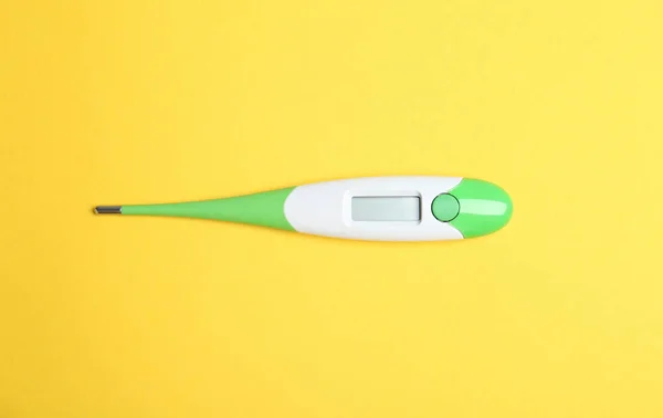 Modernes Digitales Thermometer Auf Gelbem Hintergrund Draufsicht — Stockfoto