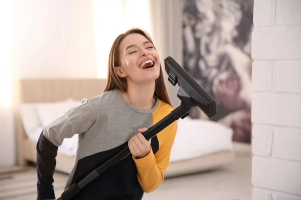 Jovem Mulher Divertindo Enquanto Aspira Casa — Fotografia de Stock