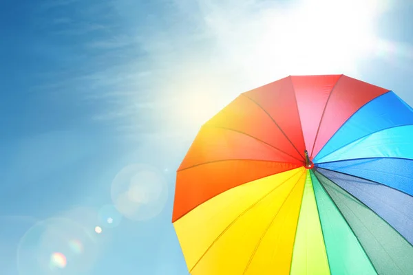 Современный Цветной Зонтик Против Голубого Неба Защита Солнца — стоковое фото