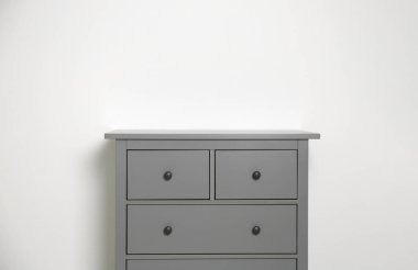 Açık arkaplanda gri çekmeceler