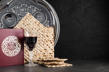 Siyah tablo üzerinde sembolik Pesach (Hamursuz Bayramı) ögeleri, metin için boşluk