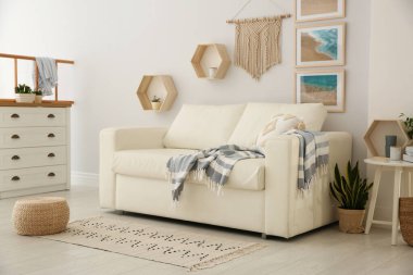 Oturma odasının içinde rahat bir kanepe var.