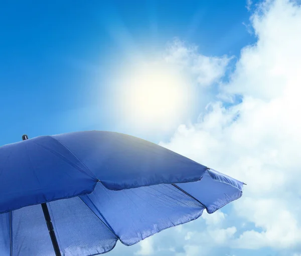 Parapluie Moderne Ouvert Contre Ciel Bleu Protection Solaire — Photo