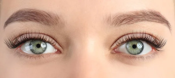 Ung Kvinna Med Vackra Ögonfransar Efter Förlängning Förfarande Närbild Banderolldesign — Stockfoto