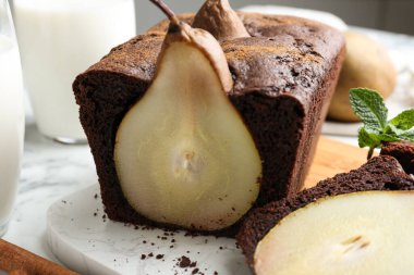 Lezzetli armut ekmeği, yakın plan. Ev yapımı kek.