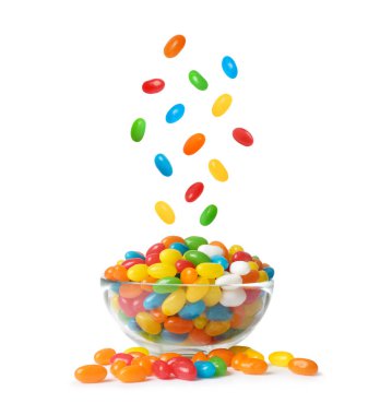 Lezzetli renkli jelibonlar beyaz arka planda kaseye düşüyor.