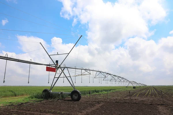 Système Irrigation Moderne Dans Les Champs Sous Ciel Nuageux Matériel — Photo