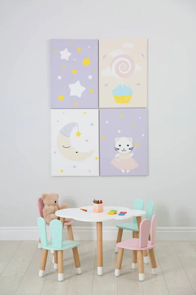 儿童房里有小桌子和有小兔子耳朵的椅子 室内设计 — 图库照片